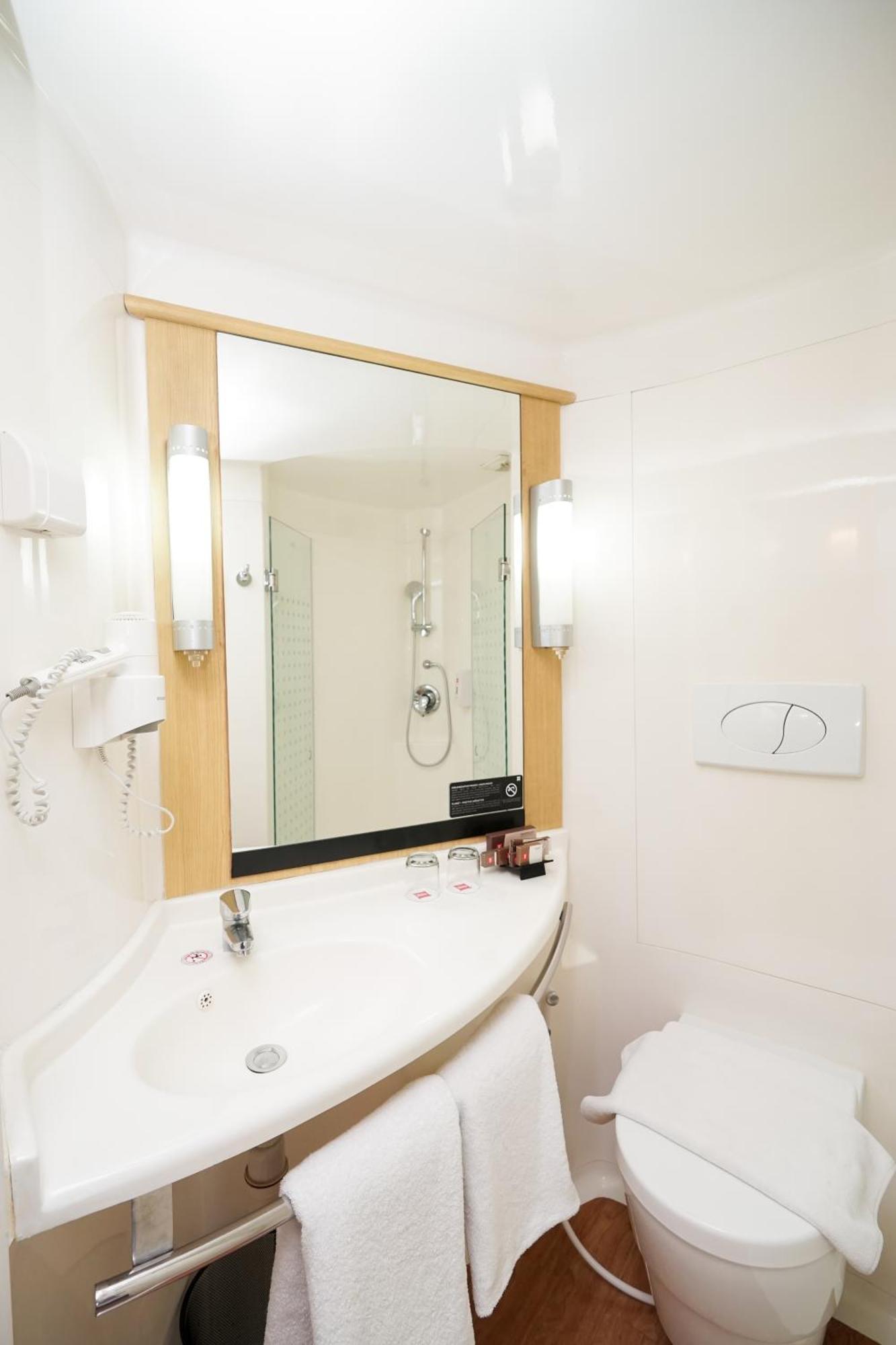 Ibis Jakarta Senen Exterior foto