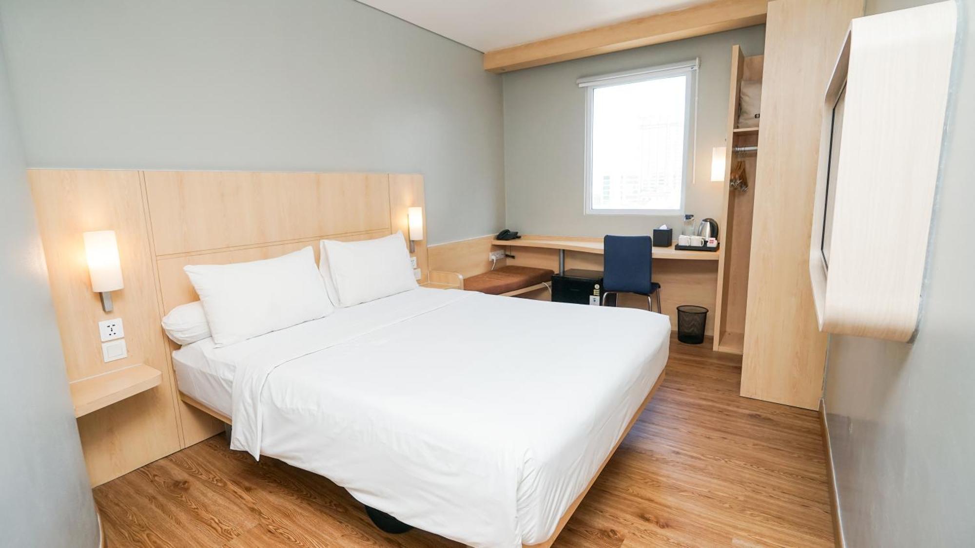 Ibis Jakarta Senen Exterior foto