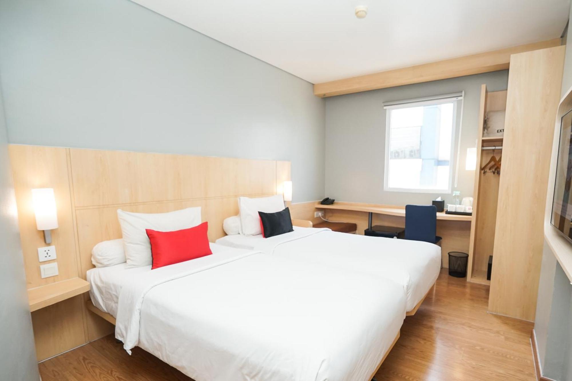 Ibis Jakarta Senen Exterior foto